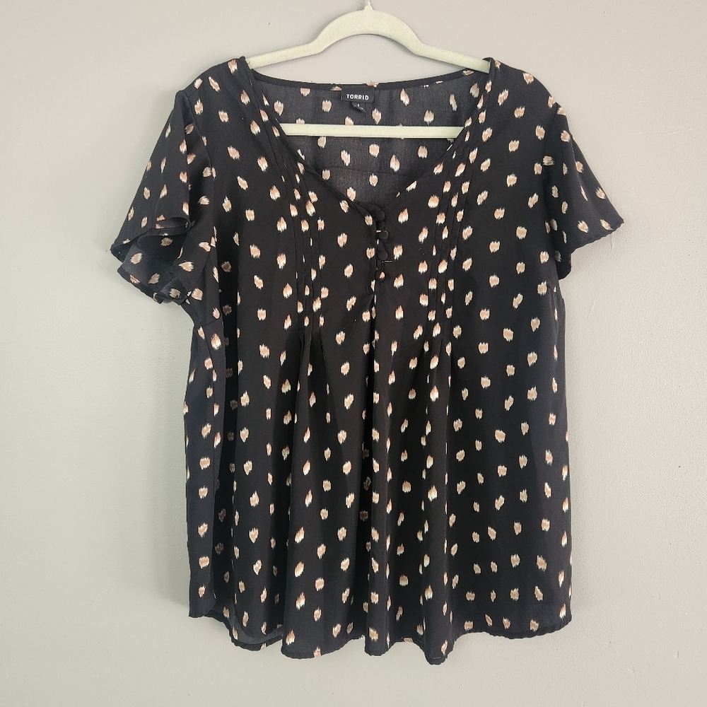 Torrid Black and Cream Blouse size 1 flutter sleeve lightweight top